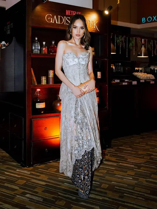 Cinta sukses mencuri atensi dengan penampilannya yang elegan. Dalam kesempatan itu, ia tampil dengan memadukan busana tradisional dan modern. [@claurakiehl]