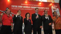 Presiden BWF Poul-Erik Hoyer (kiri) tengah melakukan pengundian babak 64 besar Kejuaraan Dunia Bulu Tangkis Dunia 2015 di Museum Bank Indonesia, Jakarta Pusat, 28 Juli 2015 (Liputan6.com/Herman Zakharia).