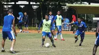 Gelandang Gian Zola kembali mengikuti latihan bersama Persib Bandung. (Huyogo Simbolon)