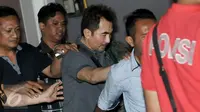 Polisi merampungkan penggeledahan di rumah Gatot Brajamusti di kawasan Pondok Pinang, Jakarta, Kamis (1/9). Penggeledahan yang dilakukan Sejak pukul 15.30 WIB itu berakhir sekitar pukul 21.40 WIB atau hampir 6 jam. (Liputan6.com/Yoppy Renato)