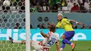 Laga pun berlanjut dengan perpanjangan waktu 2x15 menit. Timnas Brasil berhasil mencetak gol saat babak perpanjangan waktu babak pertama memasuki injury time. Neymar melakukan penetrasi sambil meliuk-liuk hingga akhirnya menaklukkan Dominik Livakovic dari jarak dekat. (AFP/Jack Guez)