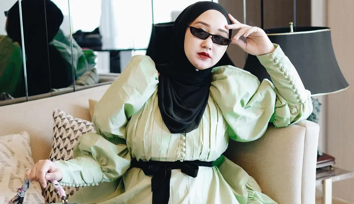 Gaya hijab Dian Pelangi sendiri terbilang cukup sederhana. Tak sedikit netizen yang menjadikannya sebagai inspirasi dalam berbusana muslim. (Liputan6.com/IG/@dianpelangi)
