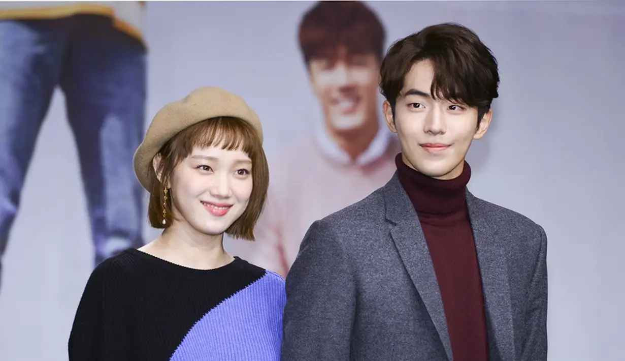 Lee Sung Kyung dan Nam Joo Hyuk hadiri konferensi pers serial drama terbarunya yang berjudul “Weightlifting Fairy Kim Bok Joo”. Sung Kyung dan Joo Hyuk diminta pendapat soal drama lain yang dibintangi Lee Minho dan Jun Ji Hyun. (doc.Soompi)