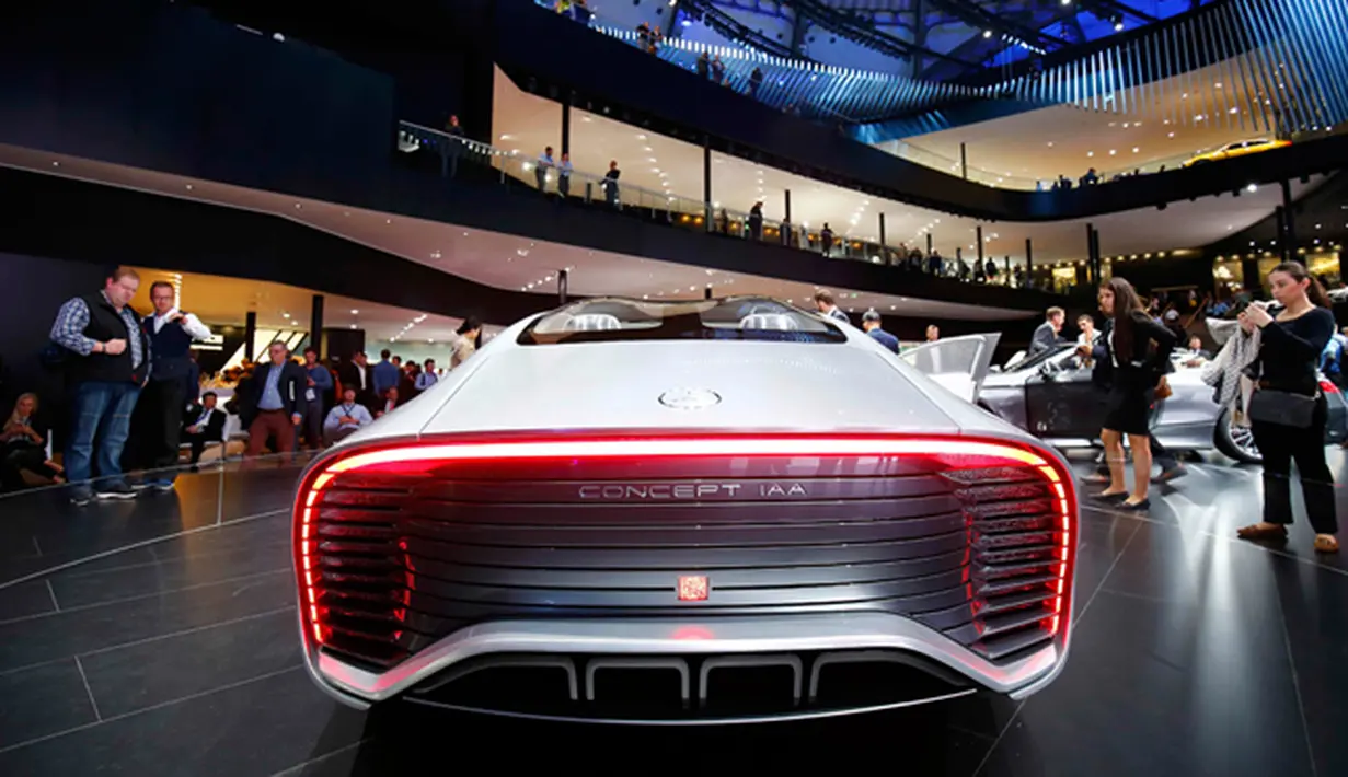 Pengunjung melihat mobil baru keluaran Mercedes Benz selama 66th Internationale Automobil-Ausstellung (IAA) di Frankfurt, Jerman (16/9/2015). Pameran ini di selenggarakan mulai tanggal 15-27 September 2015. (AFP PHOTO/ODD ANDERSEN)