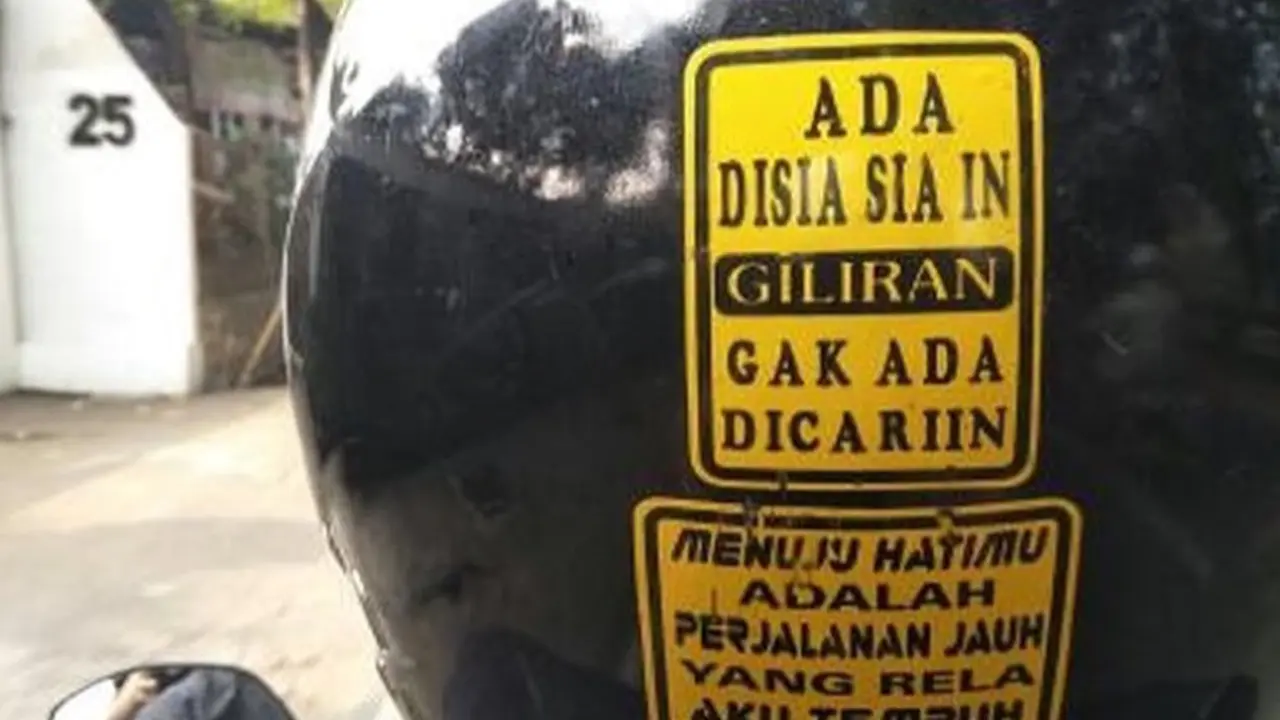 6 Stiker Kalimat Kocak di Helm Ojek Online