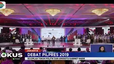 Debat pertama ini mengangkat isu HAM, pemberantasan korupsi dan teroris dan berlangsung selama 90 menit dalam enam segmen atau babak yang dipimpin Ira Koesno dan Imam Priyono sebagai moderator.