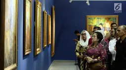 Presiden RI ke-5 Megawati Soekarnoputri melihat salah satu lukisan pada pameran lukisan koleksi Istana di Galeri Nasional, Jakarta, Kamis (10/8). Pameran bertema Senandung Ibu Pertiwi tersebut menyajikan 48 karya dari 41 perupa. (Liputan6.com/Johan Tallo)