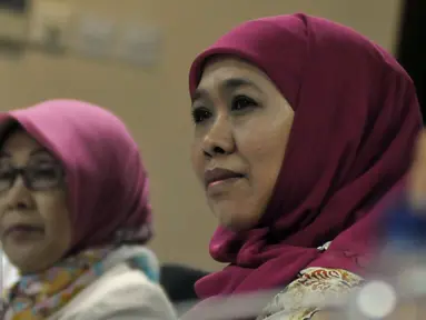 Menteri Sosial Khofifah Indar Parawansa saat mengikuti raker dengan Komite III DPD, di Jakarta (9/2). Raker membahas Program Kerja dan anggaran Kemensos 2016 dan Kartu Indonesia Sejahtera serta RUU Penyandang Disabilitas. (Liputan6.com/Johan Tallo)