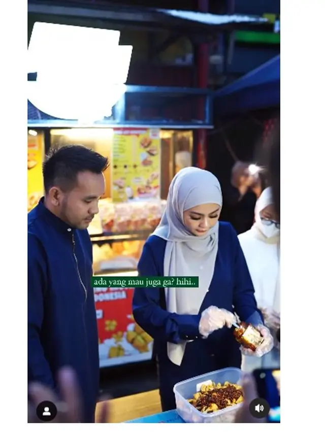 7 Potret Jenita Janet Tampil Berhijab Usai Umroh, Didoakan Istiqomah