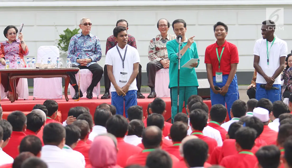 Presiden Jokowi berdialog bersama sejumlah mahasiswa saat Peluncuran Program Penguatan Pendidikan Pancasila di Istana Bogor, Jawa Barat, Sabtu (12/8). Program ini bertujuan untuk menumbuhkan nilai Pancasila ke generasi penerus. (Liputan6.com/Angga Yuniar)