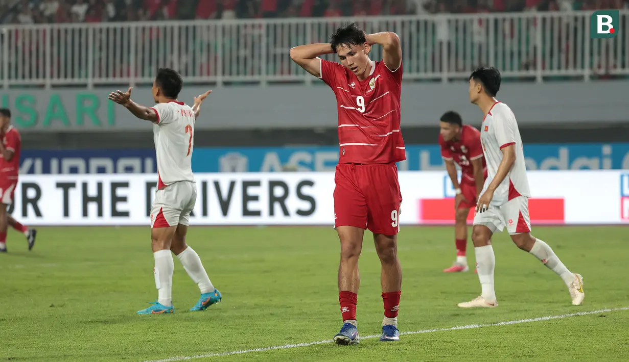 Pemain Timnas Indonesia, Mitchell Baker, menunjukkan ekspresi kecewa setelah gagal memanfaatkan peluang di depan gawang Vietnam pada laga ketiga Grup A Piala AFF 2026 di Stadion Pakansari, Bogor, Senin (3/8/2026) malam WIB. Sejumlah peluang yang didapat skuad Garuda gagal berbuah gol, sehingga Indonesia harus mengakui keunggulan Vietnam dengan skor 0-3. Meski kalah, peluang Timnas Indonesia lolos ke semifinal masih terbuka dengan syarat wajib mengalahkan Singapura pada laga terakhir Grup A. (Kapanlagi.com/Budy Santoso)