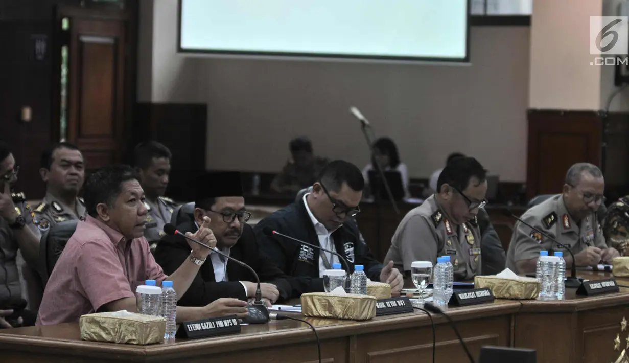 Pengamat Komunikasi Politik, Effendi Gazali (kiri) memberi keterangan saat rilis pengungkapan kasus ITE bersama Satgas Nusantara di Rupatama Mabes Polri, Jakarta, Senin (5/3). (Merdeka.com/Iqbal S. Nugroho)