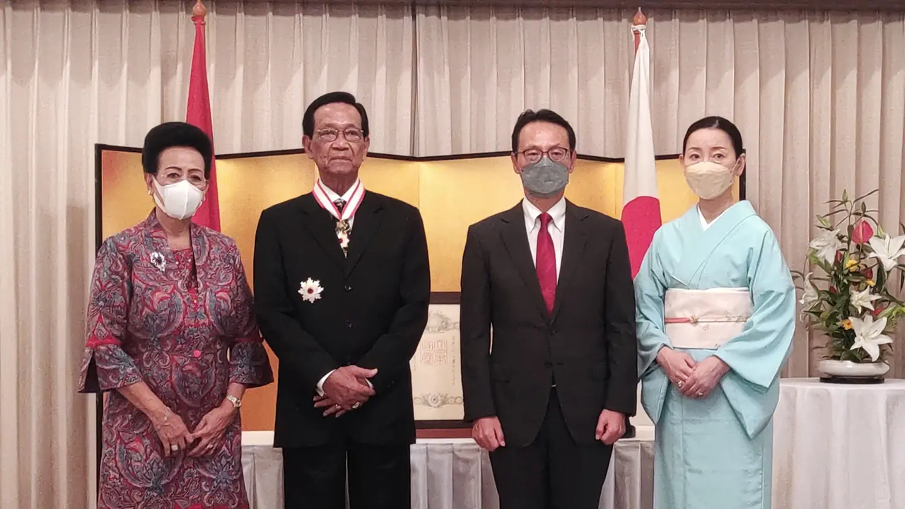Upacara Penganugerahan Bintang Tanda Jasa Jepang The Order of the Rising Sun, Gold and Silver Star kepada Y.M. Sri Sultan Hamengku Buwono X, Gubernur Daerah Istimewa Yogyakarta.