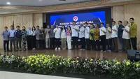 Taufik Hidayat berfoto bareng dengan Menpora Dito Ariotedjo dan pegawai Kemenpora (Liputan6.com/Thomas)