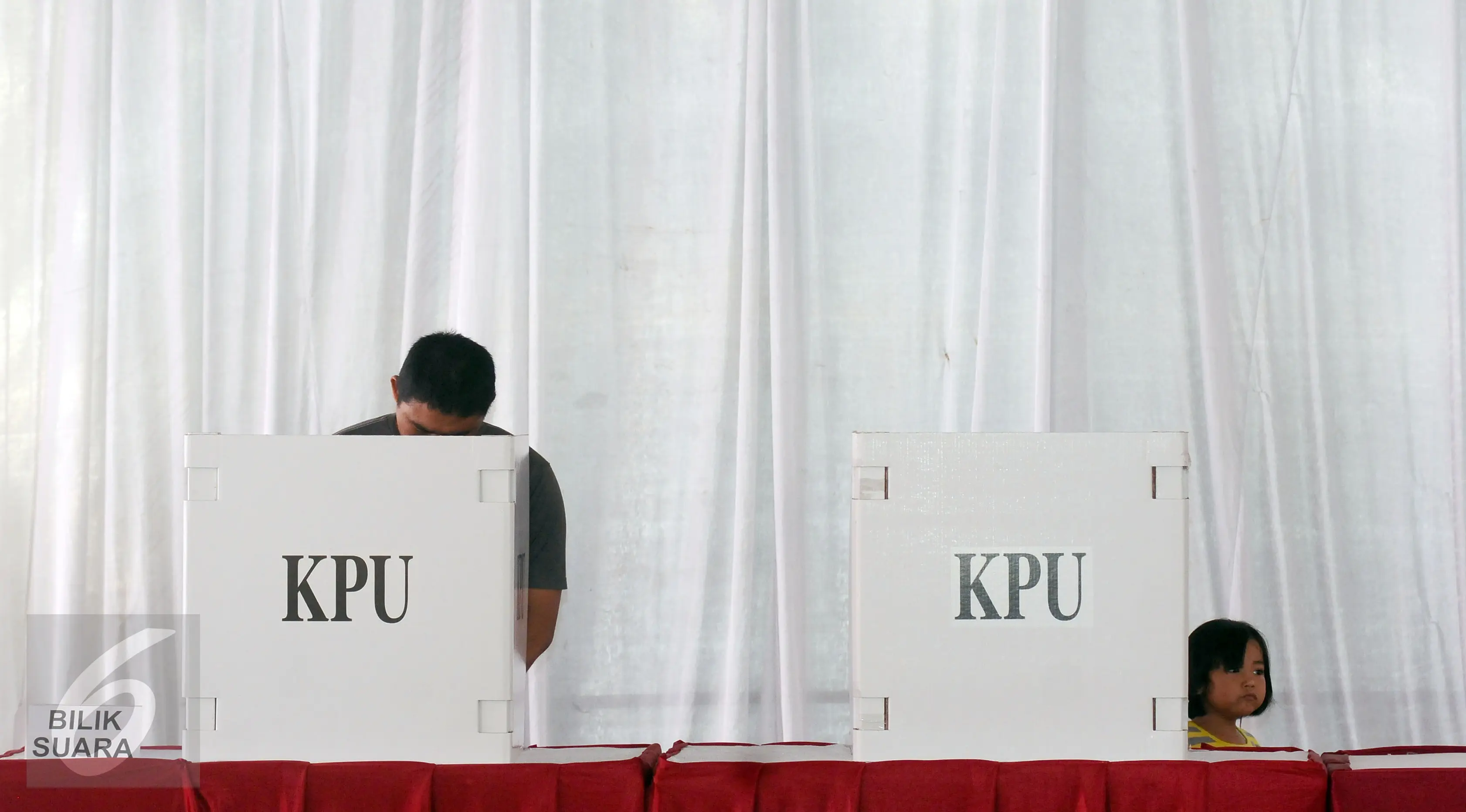 Warga menggunakan hak pilihnya pada Pilkada DKI Jakarta putaran 2 di TPS 027 Kebagusan, Jakarta, Rabu (19/4). (Liputan6.com/Helmi Fithriansyah)