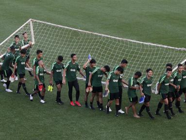 Pemain Timnas Indonesia U-22 menggotong gawang usai latihan di Lapangan ABC Senayan, Jakarta, Kamis (14/2). Latihan ini merupakan persiapan terakhir jelang Piala AFF U-22 2019 di Kamboja. (Bola.com/M. Iqbal Ichsan)