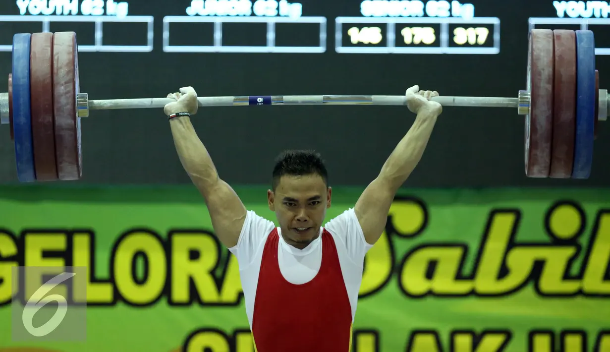 Lifter Jawa Timur, Eko Yuli Irawan saat melakukan angkatan clean and jerk kelas 62kg putra PON XIX Jabar di Gymnasium Stadion Si Jalak Harupat, Kab Bandung, Selasa (20/9/2016). Total angkatan Eko Yuli mencapai 307kg. (Liputan6.com/Helmi Fithriansyah)