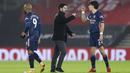 Pelatih Arsenal, Mikel Arteta, merayakan kemenangan bersama Hector Bellerin usai melawan Southampton pada laga Liga Inggris di Stadion St Mary, Selasa (26/1/2021). Arsenal menang dengan skor 3-1. (AP/Frank Augstein, Pool)