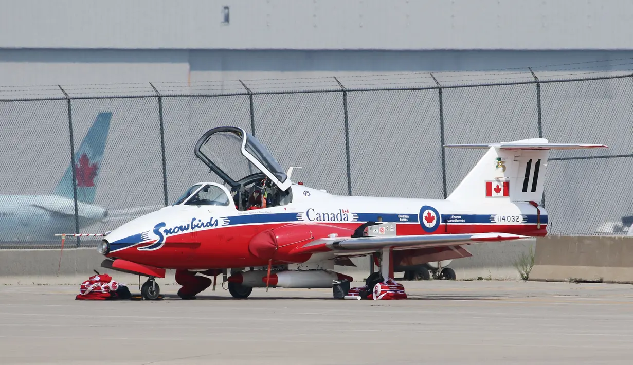 Petugas Bandara saat mempersiapkan  pesawat jet Snowbird untuk mengikuti Canadian International Air Show di Bandara Pearson, Toronto (3/9/2015). Acara ini digelar selama tiga hari. (REUTERS/Louis Nastro)