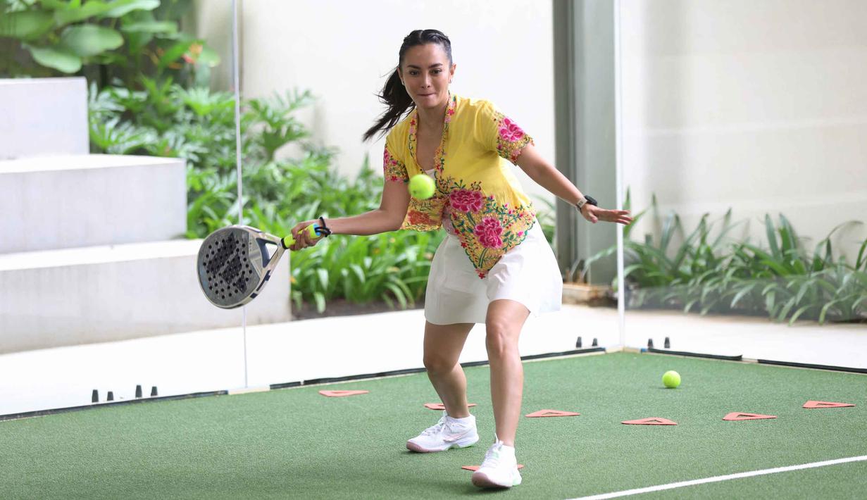 Melalui inisiatif ini, diharapkan kebaya terus dirayakan sebagai warisan budaya yang hidup, tumbuh, dan relevan bagi generasi masa kini. Tampak dalam foto, selebritis Ririn Ekawati saat mengikuti kegiatan Padel Berkebaya di Bounce Padel Club, Jakarta, Sabtu (7/2/2026). (Kapanlagi.com/Budy Santoso)