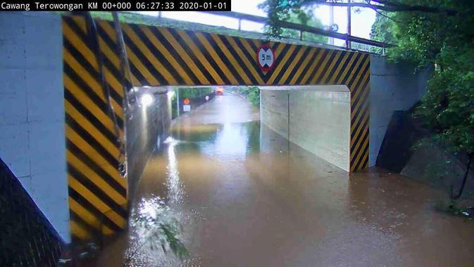 Banjir di underpass Cawang, Jakarta Timur. (Twitter @tmcpoldametro)