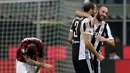 Pemain Juventus, Giorgio Chiellini memeluk rekannya Gonzalo Higuain yang mencetak gol ke gawang AC MIlan pada lanjutan Serie A Italia di Stadion San Siro, Milan, Sabtu (28/10). Dua gol Si Nyonya Tua diborong striker Gonzalo Higuain. (AP/Luca Bruno)