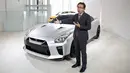 Shiro Nakamura menjelaskan desain Mobil Nissan GT-R di Global Design Center, Jepang, (14/1). Ini dilakukan Nissan agar desain yang mereka buat berbeda dengan produsen mobil lainnya seperti Ferrari, Porsche dan mobil sport lainnya. (REUTERS / Toru Hanai)