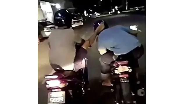Aksi Nyeleneh Saat Berkendara Ini Cuman Ada di Indonesia