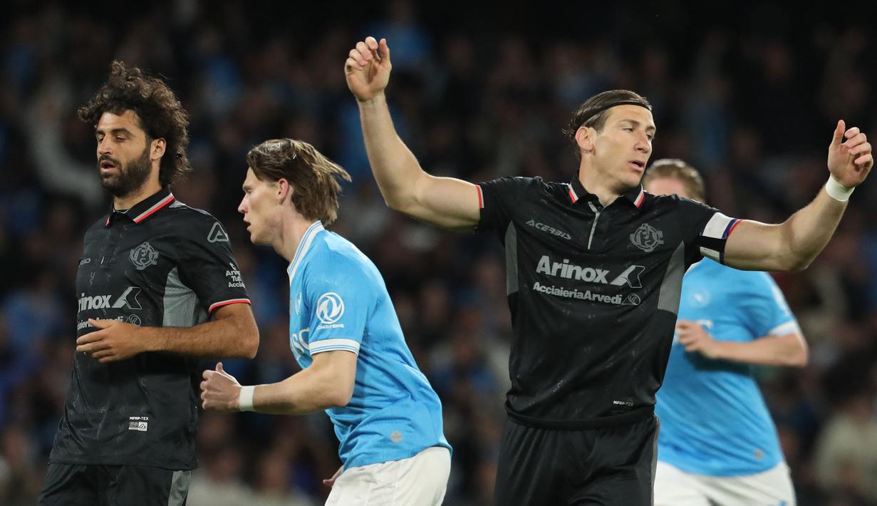 Cremonese sempat diganjar penalti setelah salah satu pemainnya melakukan hand ball di kotak terlarang. Untungnya, Emil Audero mampu menggagalkan tendangan yang dilakukan oleh Scott McTominya. (AFP/Carlo Hermann)