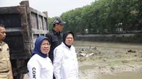 Wali Kota Risma meninjau Rumah Pompa Petekan dan Bozem Simo Hilir Surabaya (Liputan6.com/ Dian Kurniawan)