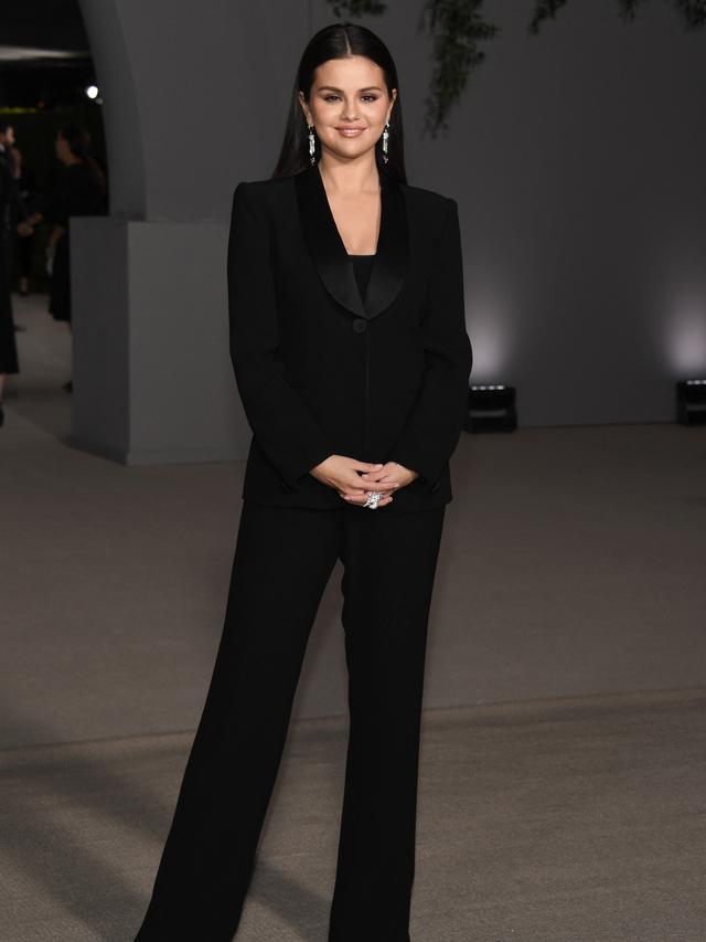 Lama tak terlihat, Selena Gomez tampil Anggun dengan busana serba hitam