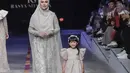 Kartika Putri bersama putri kecilnya menjadi muse label yang sama dengan Irish Bella. Kartika mengenakan dress warna light grey yang menawan dengan aksen tulle di belakangnya. [Foto: JF3].