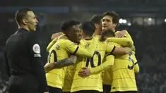Pemain Chelsea melakukan selebrasi usai Jorginho mencetak gol ke gawang Aston Villa pada pertandingan sepak bola Liga Inggris di Villa Park, Birmingham, Inggris, Minggu (26/12/2021). Chelsea menang 3-1. (AP Photo/Rui Vieira)