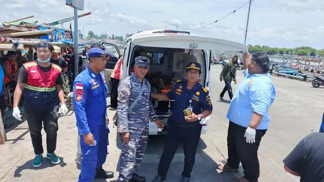 Para ABK KM Anugerah Indah 18 dievaluasi ke rumah sakit untuk mendapatkan pertolongan medis.