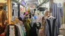 <p>Pengunjung melihat pakaian di pusat perbelanjaan Blok B Tanah Abang, Jakarta, Kamis (12/10/2023). (Liputan6.com/Faizal Fanani)</p>