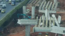 Kondisi salah satu bagian dari proyek Tol Depok-Antasari yang ambruk di Jalan Pangeran Antasari, Jakarta Selatan (2/1). Belum diketahui ada korban jiwa atau luka akibat kejadian ini. (Liputan6.com/Istimewa)