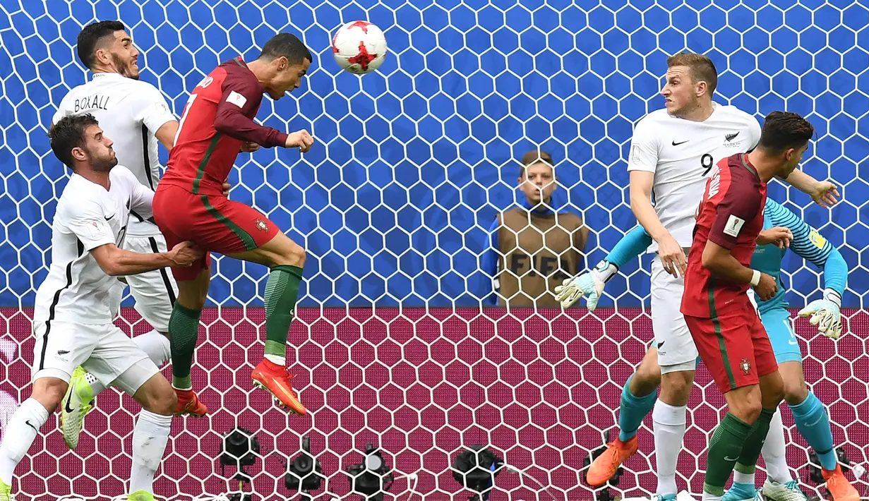 Striker Portugal, Cristiano Ronaldo, melepaskan tandukan kepala ke gawang Selandia Baru. Pada pertandingan tersebut Portugal memakai skema 4-4-2 sementara Selandia Baru dengan formasi 5-3-2. (EPA/Georgi Licovski)