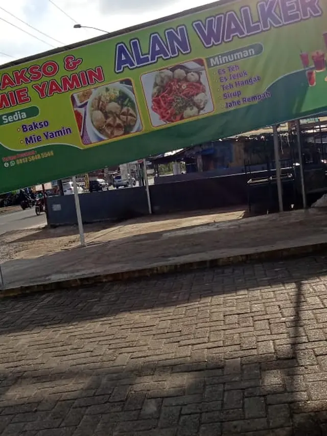 6 Spanduk Jualan Terinspirasi dari Penyanyi Ini Bikin Geleng Kepala