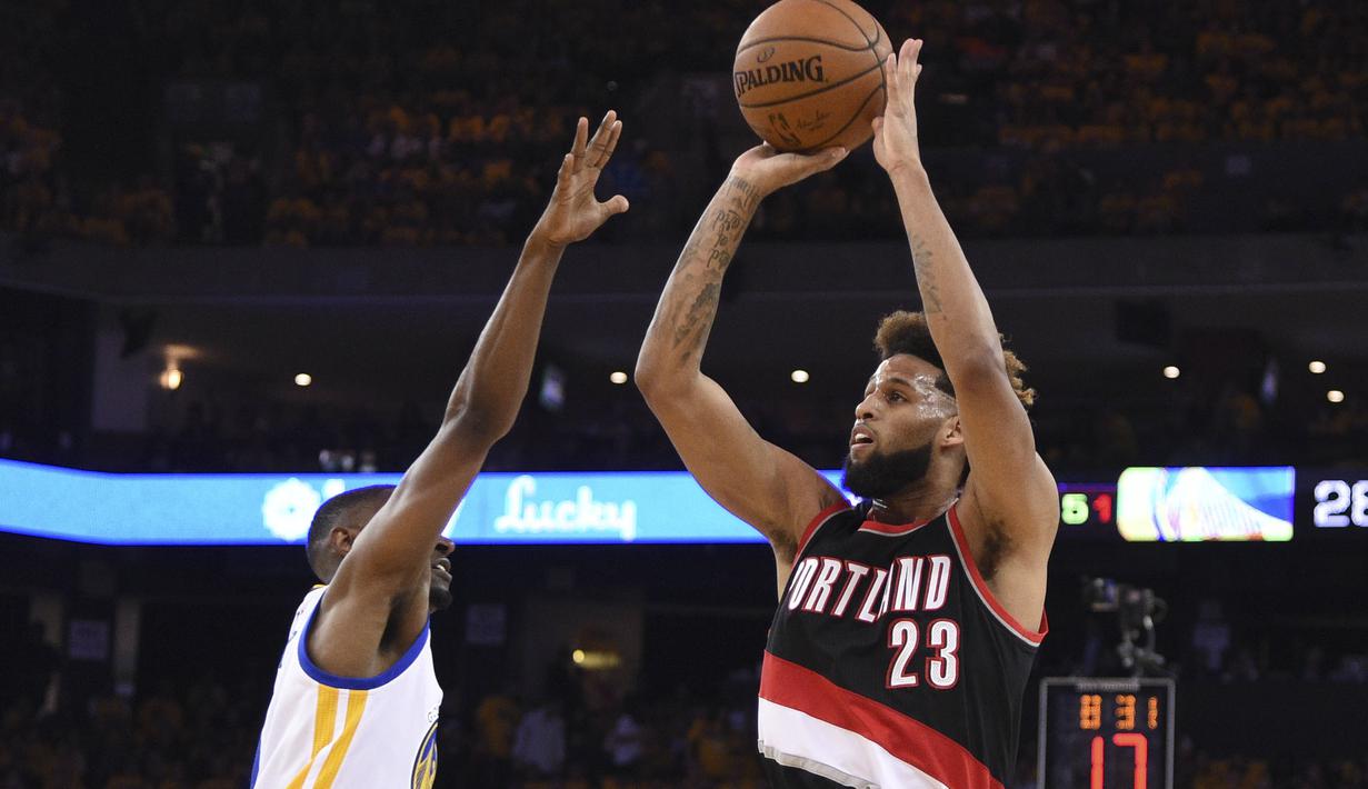 Portland Trail Blazers guard, Allen Crabbe (23) melakukan tembakan saat berhadapan dengan Golden State Warriors guard,  Ian Clark (21) pada laga NBA Playoffs di Oracle Arena, Rabu (4/5/2016) WIB.  (Mandatory Credit: Kyle Terada-USA TODAY Sports)
