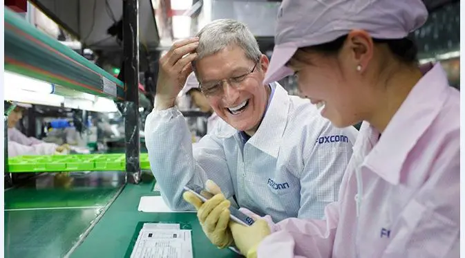 CEO Apple, Tim Cook saat mengunjungi pabrik iPhone di Tiongkok.