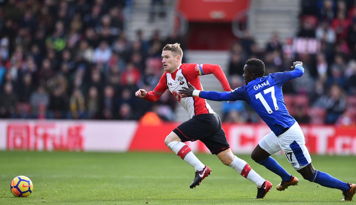 Pemain Southampton, Steven Davis (kiri) melengkapi kemenangan timnya dengan satu gol ke gawang Everton pada lanjutan Premier League di St Mary's Stadium, Southampton, (26/11/2017). Soton menang 4-0. (AFP/Glyn Kirk)