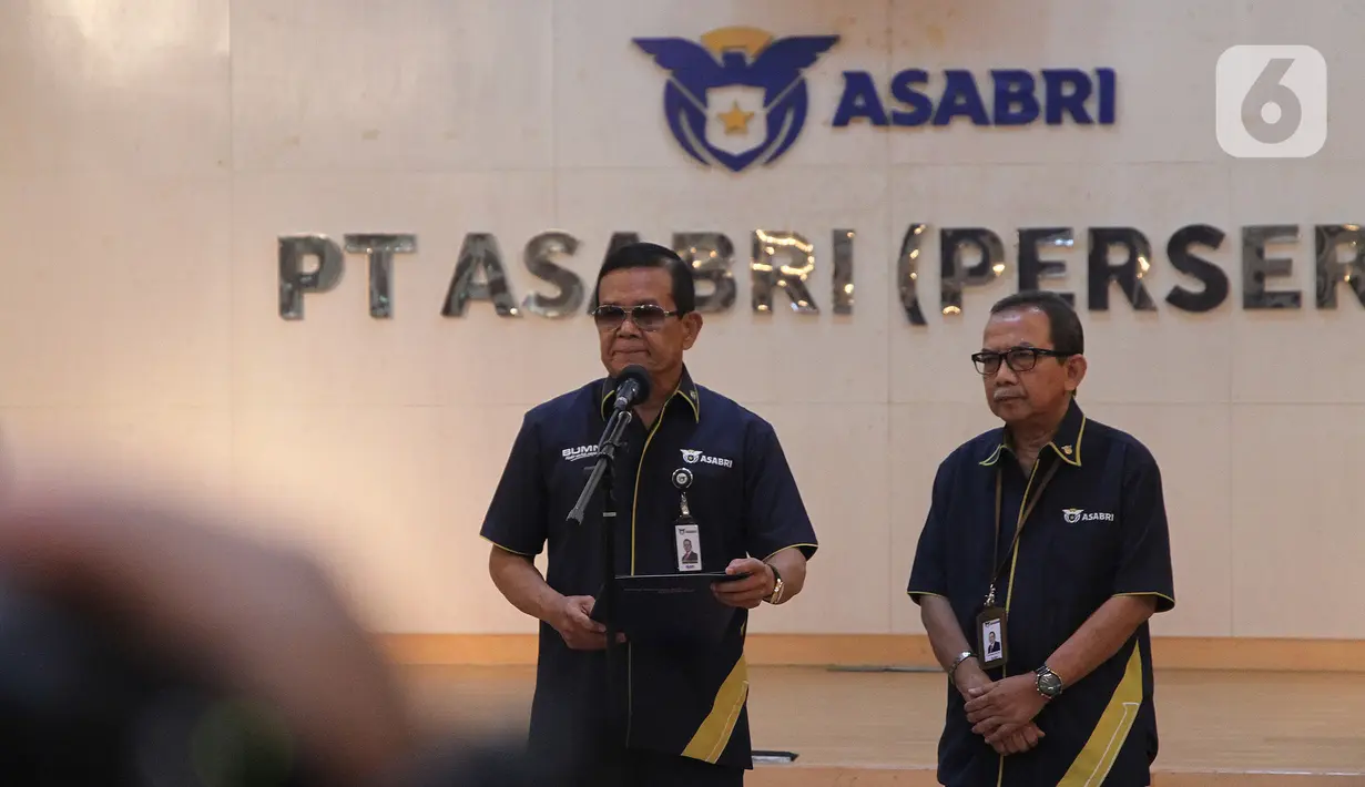 Direktur Utama PT Asabri (Persero) Sonny Widjaja (kiri) didampingi Direktur SDM dan Umum Asabri Herman Hidayat memberikan keterangan di Gedung Asabri, Kamis (16/1/2020). Sonny akan menempuh jalur hukum jika pemberitaan terkait isu korupsi di Asabri terus digaungkan. (Liputan6.com/Herman Zakharia)