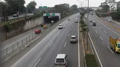 Sejumlah kendaraan melintas di ruas tol lingkar luar di Jakarta, Minggu (26/8). Implementasi penyeragaman tarif tol lingkar luar Jakarta atau Jakarta Outer Ring Road (JORR) mundur dari bulan ini menjadi September. (Liputan6.com/Immanuel Antonius)