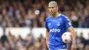 Richarlison. Striker Brasil berusia 29 tahun ini baru saja dilepas Everton ke Tottenham Hotspur menjelang bergulirnya musim 2022/2023. Spurs rela merogoh kocek senilai 58 juta euro atau setara Rp878,4 miliar untuk mendapatkan pemain yang telah berseragam The Toffees selama 4 musim dan total tampil dalam 152 laga di semua ajang dengan torehan 53 gol dan 14 assist. Namun Everton belum bisa menurunkannya di laga pembuka Liga Inggris musim 2022/2023 akibat terkena hukuman 1 laga dan denda Rp448 juta usai melempar suar saat Everton mengalahkan Chelsea 1-0 musim lalu pada 1 Mei 2022. (AFP/Oli Scarff)