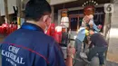 Petugas menyelesaikan pembuatan hiasan jelang perayaan Natal di Gereja Katedral Jakarta, Selasa (20/12/2022). Sepekan jelang perayaan Natal gereja Katedral bersiap menghias gereja dengan pernak-pernik  Natal. (Liputan6.com/Johan Tallo)