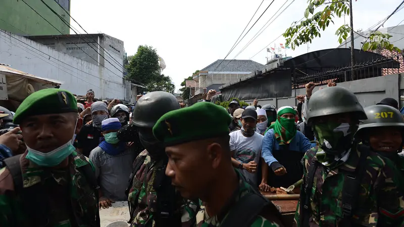 TNI Turun Tangan Redam Massa di Petamburan