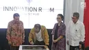 Menaker Hanif Dhakiri mentanda tangani prastati saat meresmikan Innovation Room di Jakarta, Kamis (28/6). Kemnaker meresmikan ruang inovasi bertujuan membantu anak-anak muda mengembangkan bisnis digital dan proyek kreatif. (Liputan6.com/Herman Zakharia)
