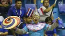 Suporter Thailand memberi semangat pada tim bola tangan putri Thailand saat melawan Indonesia di pada babak penyisihan grup B Asian Games 2018 di Jakarta, Kamis (16/8). Indonesia kalah 16-34. (Liputan6.com/Helmi Fithriansyah)