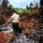 Babinkamtibmas bersama Babinsa dan warga membatasi titik api yang merembet ke lahan di wilayah Kuala Mandor B, Kabupaten Kubu Raya, Kalimantan Barat. (Foto: Humas Polda Kalbar)