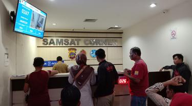 Pembayaran Pajak Kendaraan di Samsat.